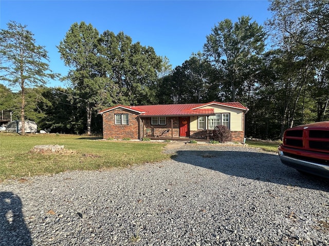 view of front of property featuring a front lawn