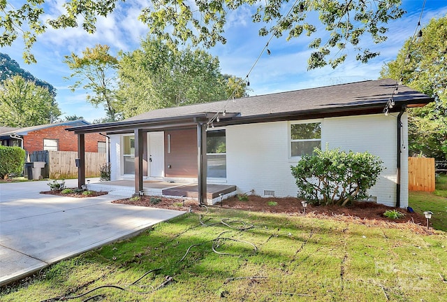 ranch-style home with a front lawn and a porch