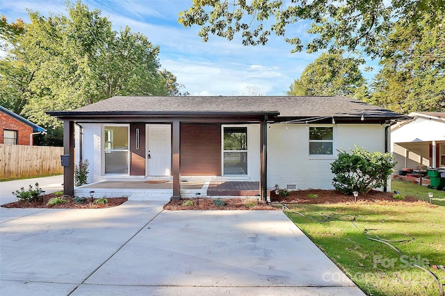 view of front of home featuring a front yard and covered porch