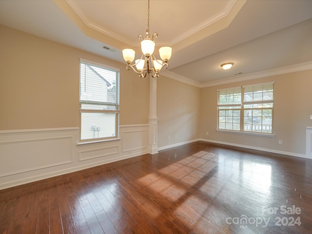 spare room featuring crown molding, a chandelier, and dark hardwood / wood-style floors