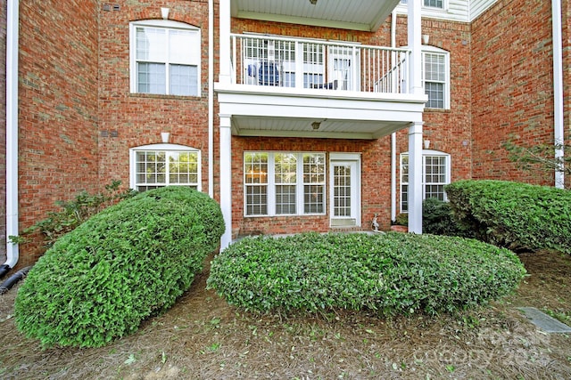 entrance to property featuring a balcony