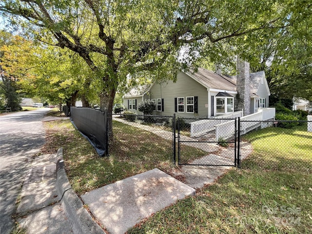 view of front facade featuring a front lawn