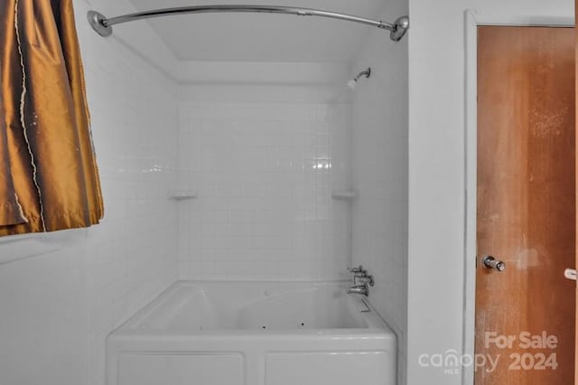 bathroom featuring tiled shower / bath combo