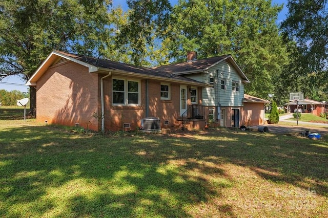 tri-level home featuring a front lawn and central AC