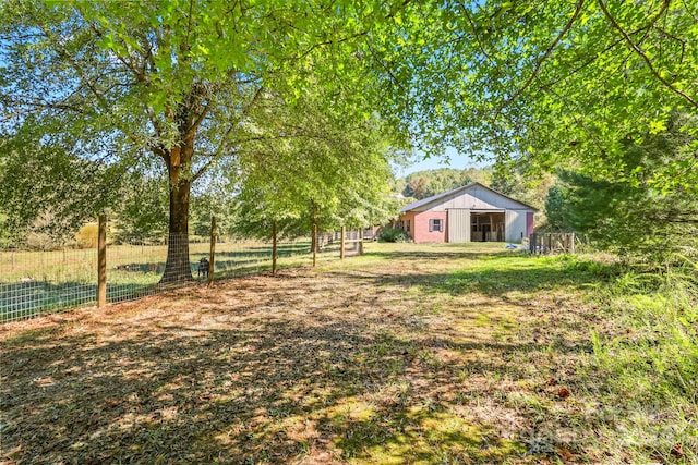 view of yard featuring an outbuilding