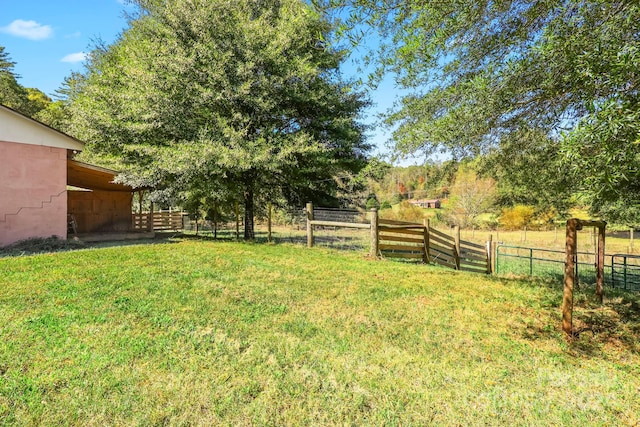 view of yard featuring a rural view