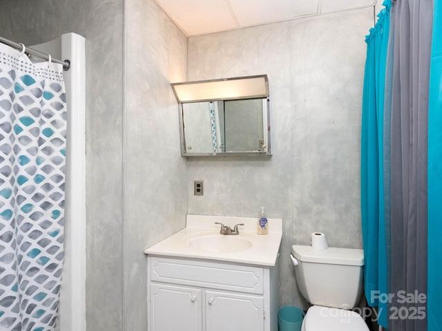 bathroom featuring a shower with curtain, vanity, and toilet