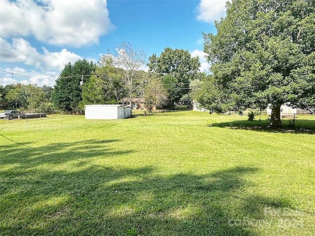 view of yard featuring a storage unit