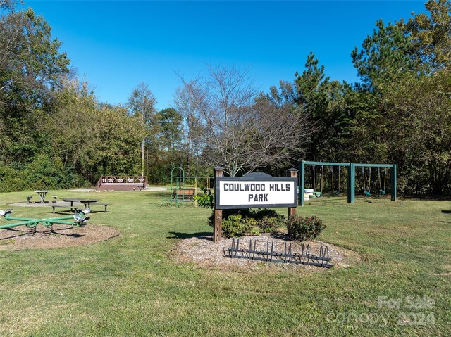 504 Kingsway Cir, Charlotte, NC 28214 - surrounding community with a yard