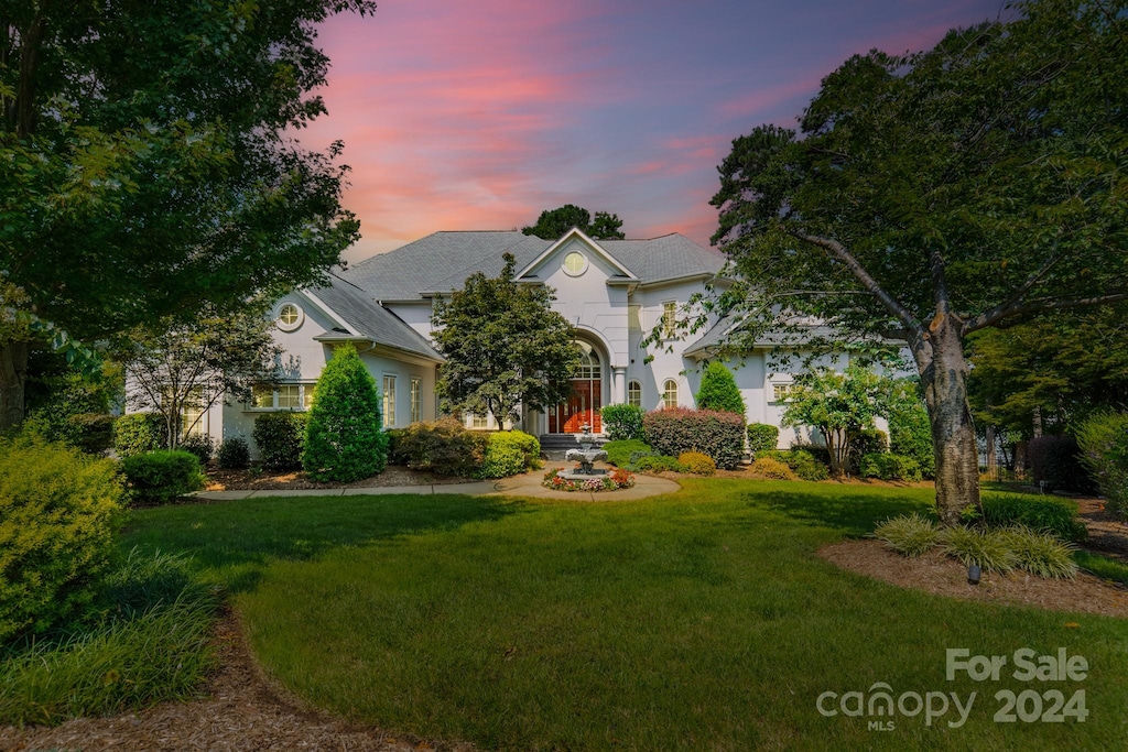 view of front of home featuring a lawn