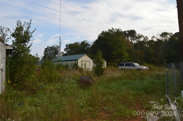 view of yard featuring a storage unit