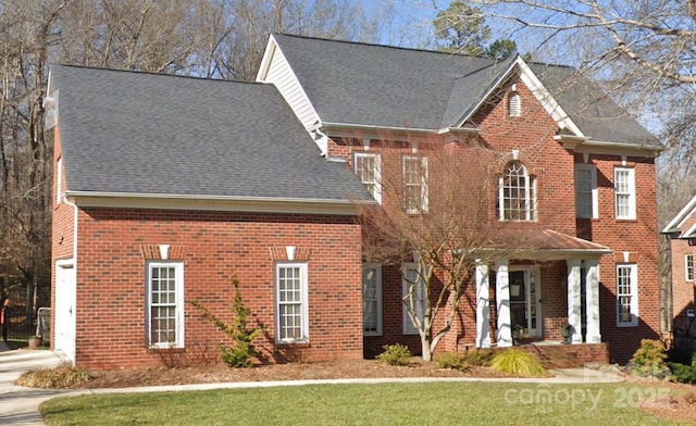 view of front of property featuring a front yard