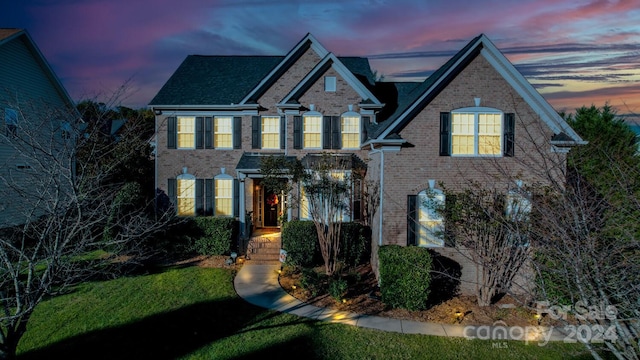 view of front of property featuring a yard