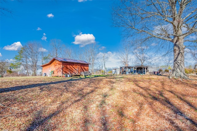 view of yard with an outdoor structure