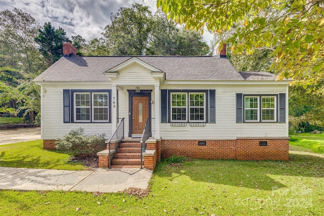 view of front facade featuring a front lawn