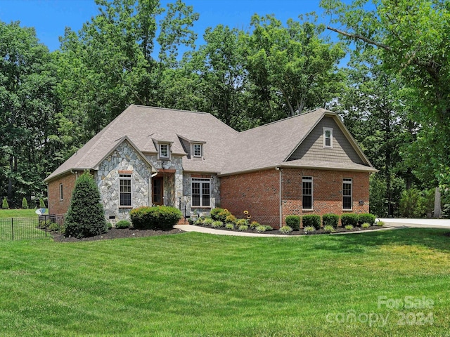 view of front facade featuring a front yard