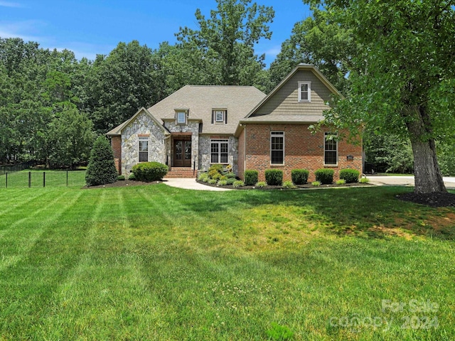 view of front of house featuring a front lawn