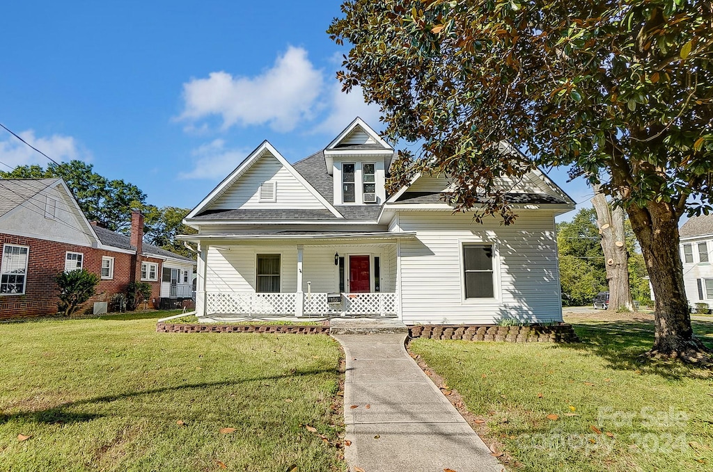 view of front facade featuring a porch and a front yard