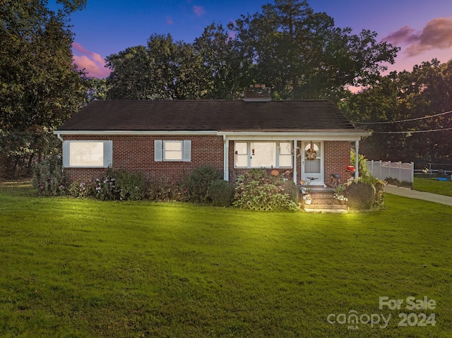 view of front of house featuring a lawn