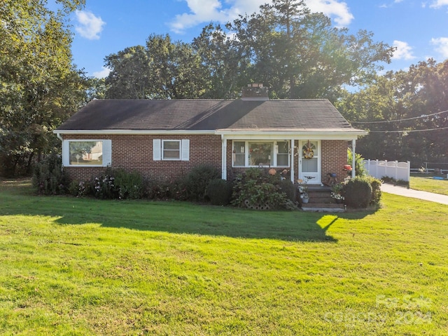 view of front facade with a front yard