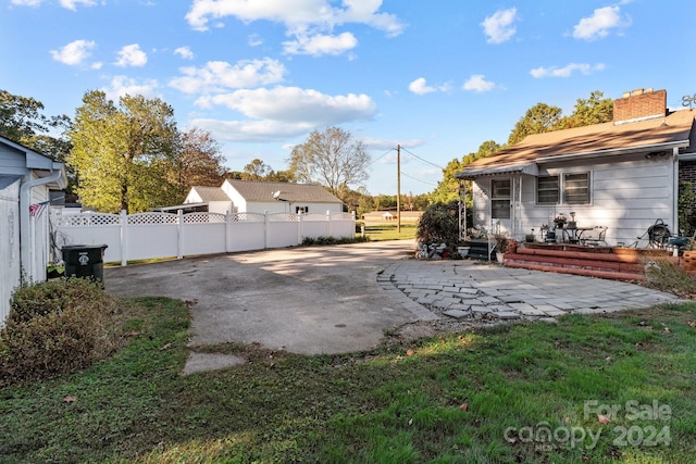 view of yard featuring a patio