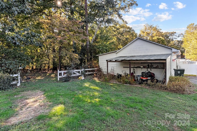 view of yard featuring an outdoor structure