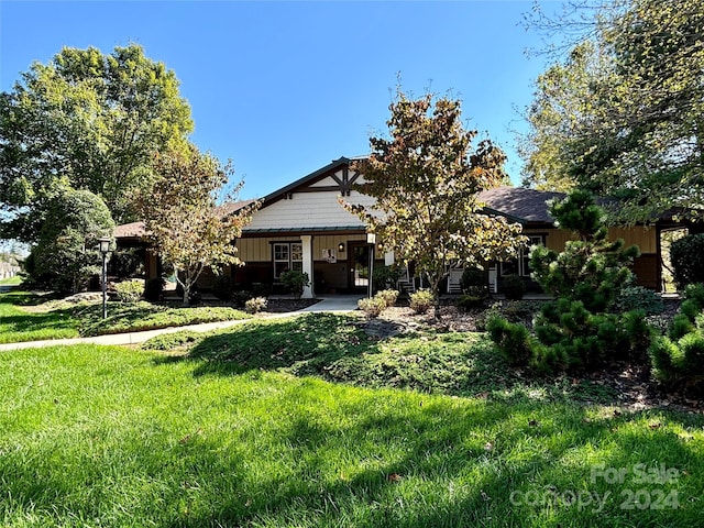 view of front of home featuring a front lawn