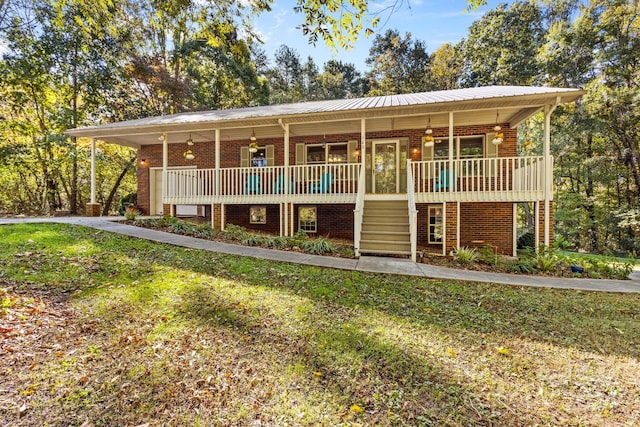 view of front of house featuring a wooden deck and a front lawn