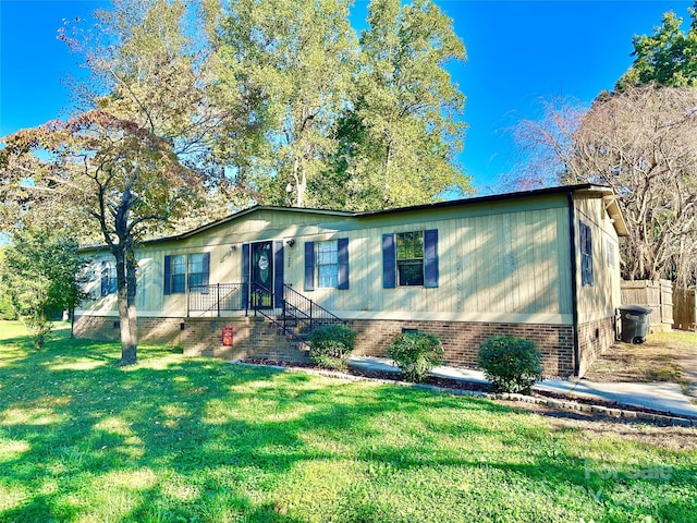 manufactured / mobile home featuring a front yard