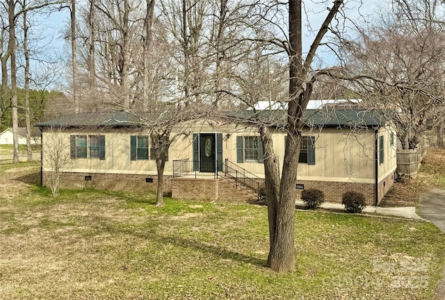 view of front facade featuring crawl space and a front yard