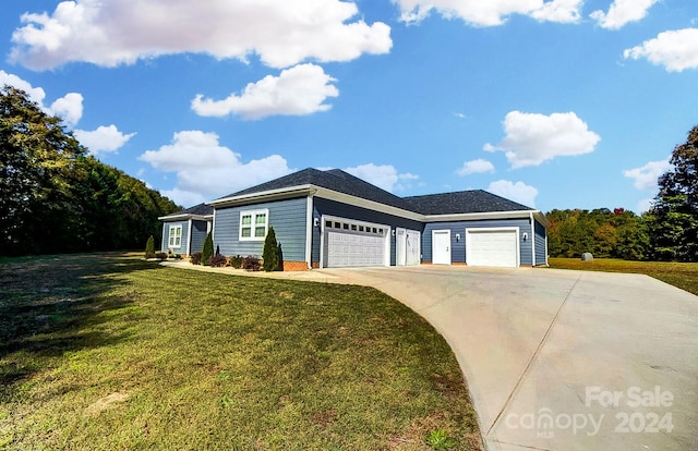 view of front of property featuring a front yard and a garage