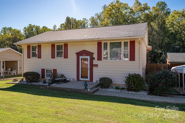 bi-level home featuring a front lawn