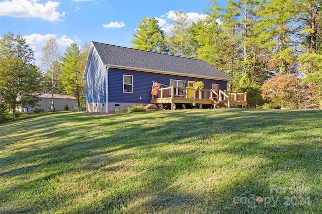 view of front of property featuring a deck and a front yard