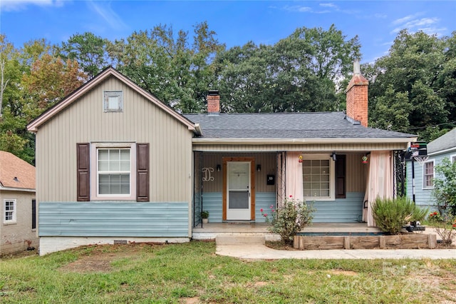 view of front of property featuring a porch and a front yard