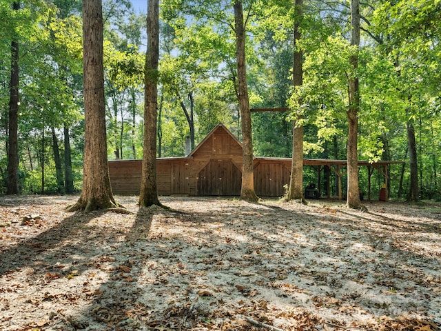 view of yard featuring an outdoor structure and a barn