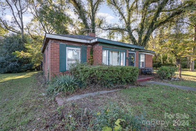 view of front of house with a front lawn