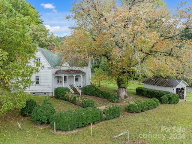 view of front of property with a front yard