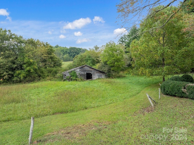 view of yard featuring a rural view