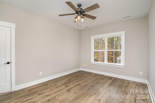 empty room featuring light hardwood / wood-style floors and ceiling fan