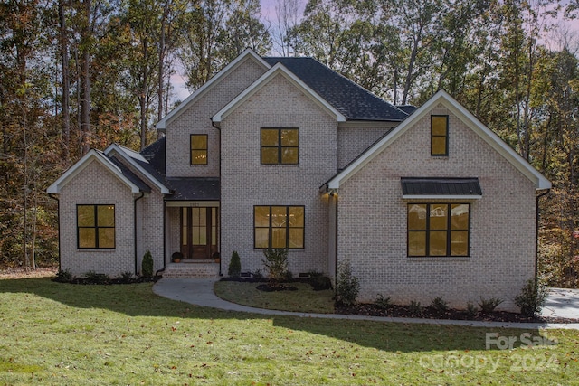 view of front of property featuring a lawn