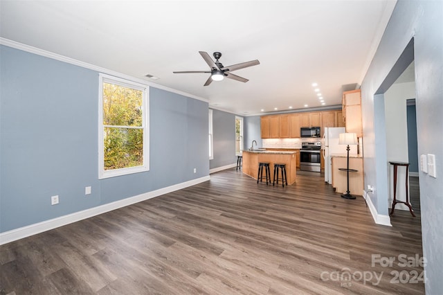 living room with dark wood-type flooring, ceiling fan, and crown molding