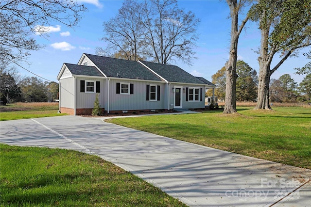 view of front facade featuring a front lawn