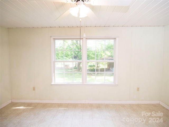 empty room featuring ceiling fan