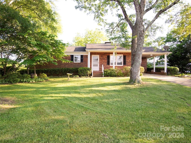 ranch-style house featuring a front yard