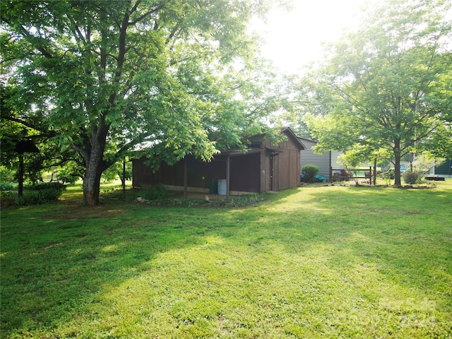 view of yard featuring a shed