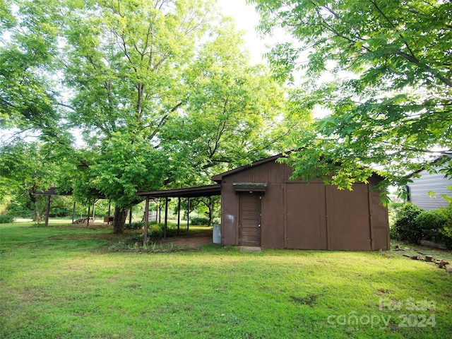 view of yard with an outdoor structure