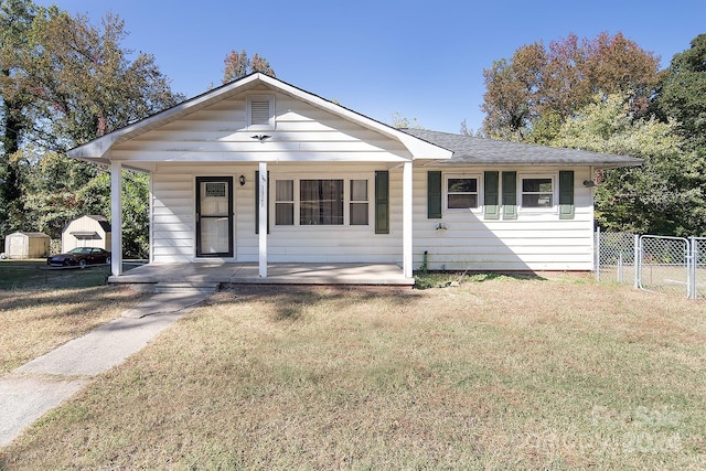 view of front of property featuring a porch and a front lawn