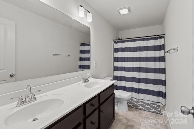 bathroom featuring a shower with curtain, vanity, and toilet