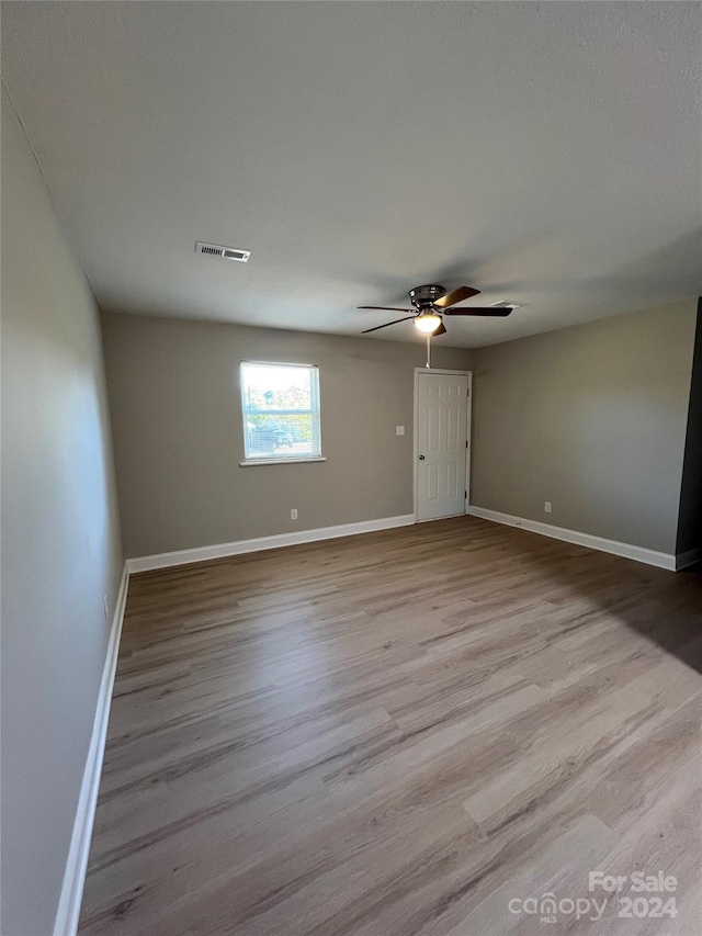 empty room featuring light hardwood / wood-style floors and ceiling fan