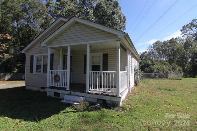 bungalow featuring a front lawn and covered porch